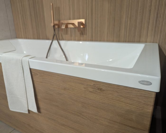 PROMOTION baignoire Jacuzzi balnéothérapie modèle d'exposition au magasin de salles de bains Porto Venere à Montpellier dans l'Hérault 34