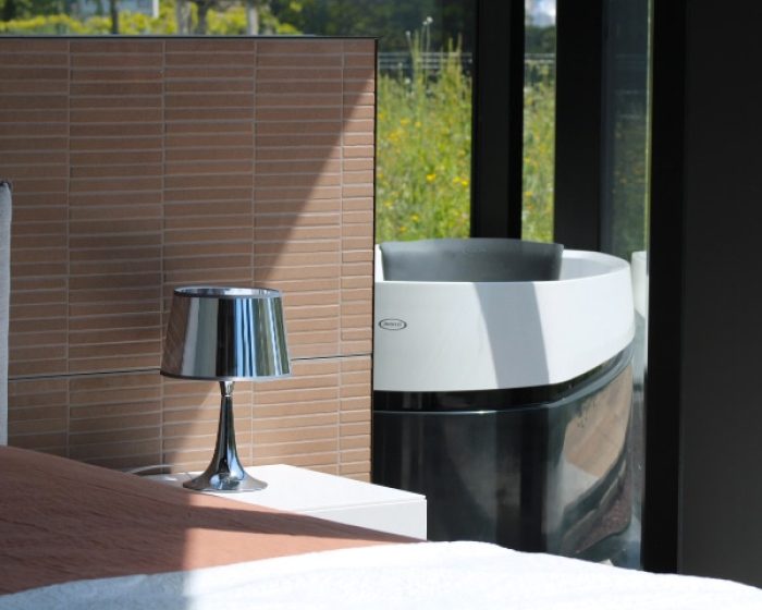 PROMOTION baignoire Jacuzzi blanche et noire 500€ le modèle d'exposition au magasin de salles de bains Porto Venere à Montpellier dans l'Hérault 34