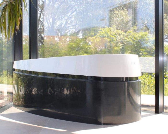 PROMOTION baignoire Jacuzzi blanche et noire 500€ le modèle d'exposition au magasin de salles de bains Porto Venere à Montpellier dans l'Hérault 34