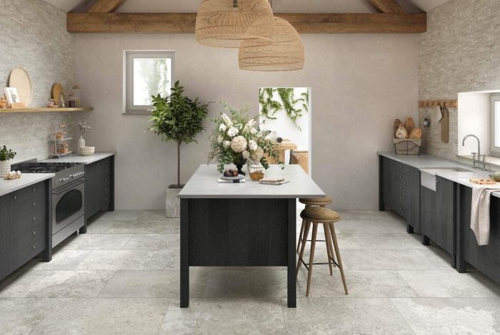 Rénovation-cuisine-maison-ancienne-carrelage-aspect-vieille-pierre-calcaire-naturelle-Manoir-Grey-Porto-Venere-à-saint-jean-de-védas-34