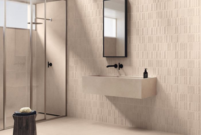 Salle de bains avec carrelage effet terre cuite DELICATESSE et décor mural relief - Magasin PORTO VENERE MONTPELLIER dans l'Hérault 34