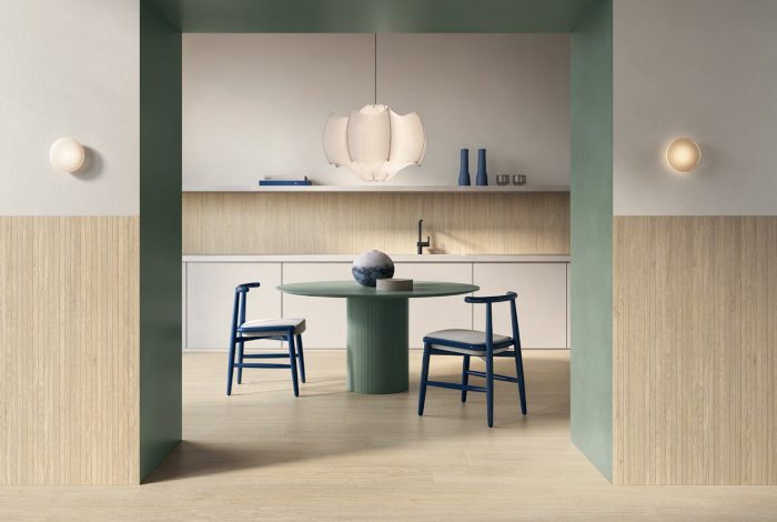 Chiaro 26.5x160cm au sol et décor Listel tratto 20x120cm au mur