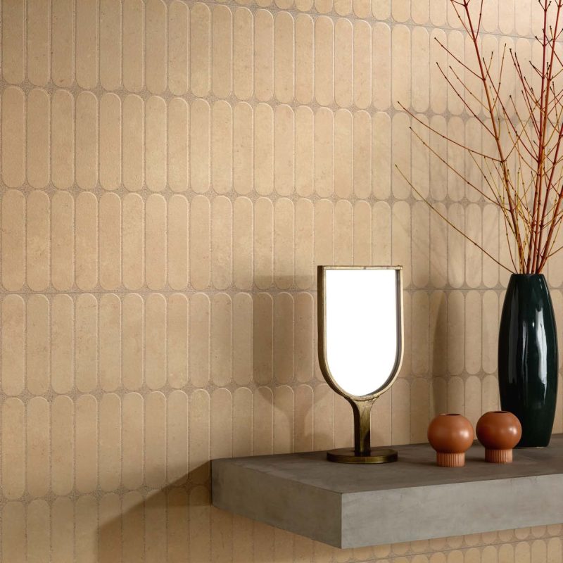 et mur Carrelage sol grand format effet béton ciré jaune Ueno Ochre mochi ambiance salle de bain